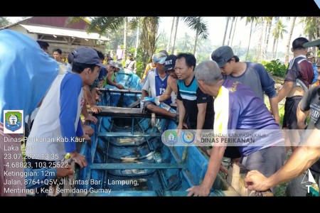 Sampan 9 M Tenggelam di Pantai Hili Kabupaten Kaur, 3 ABK Selamat!